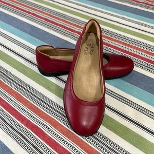 Naturalizer brand comforter flat. Red size7m